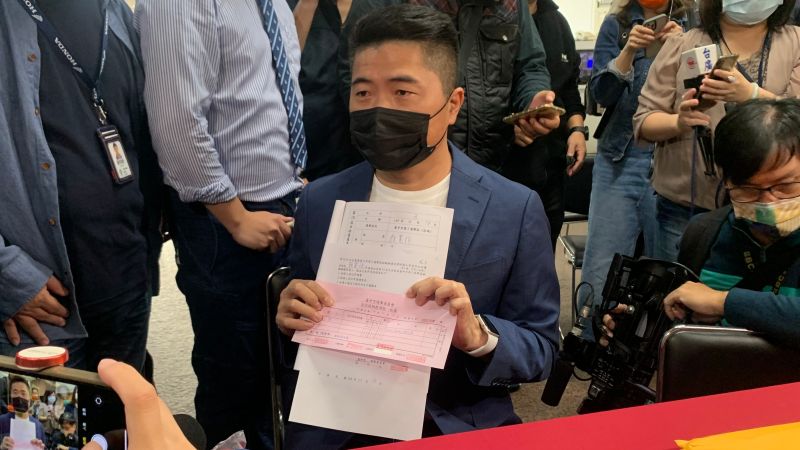 ▲顏寬恒向在場媒體秀出完成參選登記的資料。(圖/記者顏幸如攝,2021.11.18)