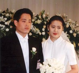 ▲1995年高賢廷（右）在聲勢如日中天之際，嫁給韓國新世界百貨公司副總裁鄭溶鎮並淡出演藝圈。（圖／翻攝自Daum）