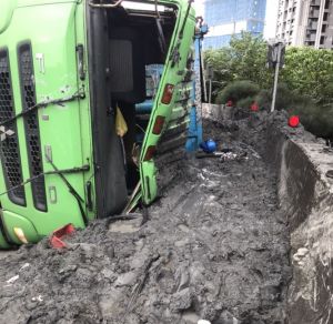 ▲一輛滿載廢土的連結車，18日上午在國1三重匝道彎道處翻覆。（圖／翻攝畫面）
