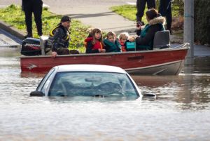 加拿大卑詩省「500年一遇」極端洪災　政府緊急派軍救難
