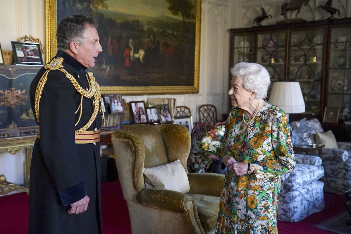 ▲英國女王伊麗莎白二世（右）17日接見即將卸職的國防參謀長卡特。（圖／美聯社／達志影像）