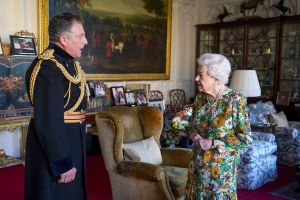 英女王接見國防參謀長　睽違近月首公開露面
