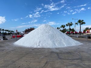 ▲廟埕前堆放108噸來自北門井仔腳的巨大鹽堆（圖／記者張振興攝，2021,11,18）