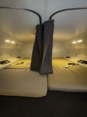 ▲休息室裡僅有兩張單人床墊，機組人員休息時必須繫上安全帶。（圖／tiktok帳號laxtoluxury）