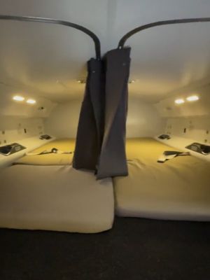 飛行中機組人員睡哪?「神祕樓梯」曝光 網:長知識了! ▲休息室裡僅有兩張單人床墊,機組人員休息時必須繫上安全帶。(圖/tiktok帳號laxtoluxury)