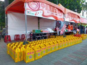 ▲12日同步舉辦捐血活動的台南場次，加盟店自掏腰包加贈在地名產-關廟麵。（圖／中信房屋提供）
