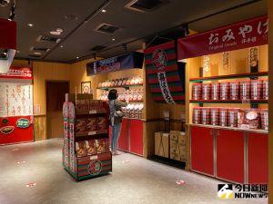 「一蘭拉麵」台灣二號店 「三彈」好禮慶插旗台中 ▲「一蘭拉麵」台灣二號店落腳台中,為方便南來北往客人,特設寬敞伴手禮專賣區,仿淺草店屋台風。(圖/記者金武鳳攝,2021.11.18)