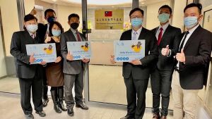 駐立陶宛台灣代表處正式掛牌設立,新獲任命的首任代表黃鈞耀(右三)及同仁攝於館牌前。 ▲駐立陶宛台灣代表處正式掛牌設立,新獲任命的首任代表黃鈞耀(右三)及同仁攝於館牌前。(圖/外交部提供)