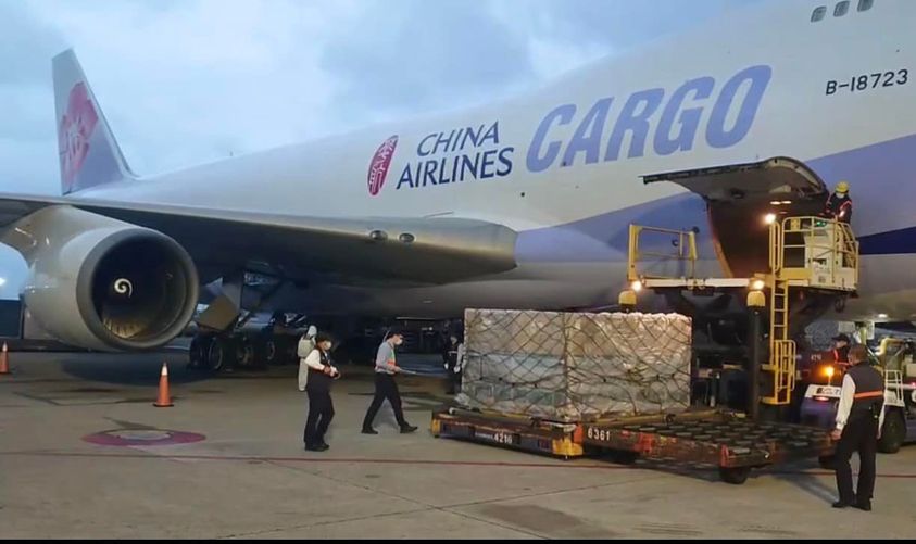 ▲網路消息稱美國援贈台灣疫苗是台積電爭取而來，外交部予以否認。圖為政府自購的115萬劑莫德納疫苗抵達桃園機場。（圖／翻攝蘇貞昌臉書）