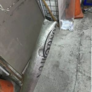 ▲男子闖入加油站揮球棒打人。(圖/翻攝自爆料公社) ▲男子闖入加油站揮球棒打人。(圖/翻攝自爆料公社)