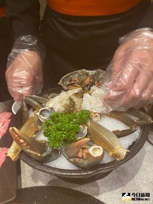搶食後疫報復性商機 餐飲集團競相展店不手軟 ▲橘色涮涮銅把頂級日式鍋物的用餐模式帶到台中,從嚴選食材到細緻桌邊服務,都讓饕客享受舒適且滿意用餐體驗。如圖中品味螃蟹都由服務人員代勞剔肉。(圖/記者金武鳳攝,2021.11.18)