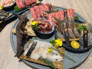搶食後疫報復性商機 餐飲集團競相展店不手軟 ▲「燒肉Smile」是集團於去年十月開發新品牌,主打個人套餐消費,一年多來,已在北中南展店十家,以黑馬姿態成為人氣燒肉店。(圖/築間提供)
