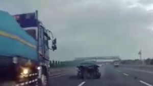 國道超車釀事故　自小客車失控打滑自撞護欄成廢鐵
