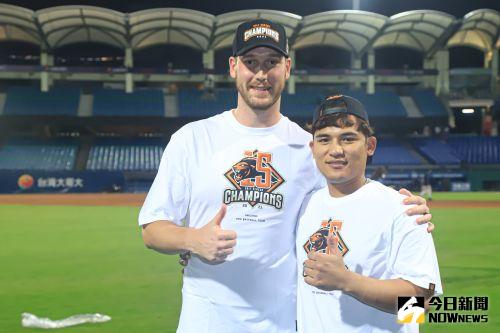 ▲統一獅洋投布雷克（左）、和御用捕手林岱安（右）一起開心合照。（圖／記者葉政勳攝 , 2021.11.18）
