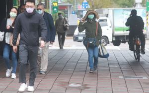 ▲今天清晨很冷，低溫下探13度，另外，北、東陰有陣雨。（圖／NOWnews資料照）