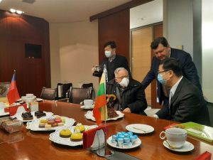 ▲台灣代表處揭牌,立陶宛國父到場祝賀。(圖/翻攝自ŽygimantasPavilionis推特) ▲台灣代表處揭牌,立陶宛國父到場祝賀。(圖/翻攝自ŽygimantasPavilionis推特)