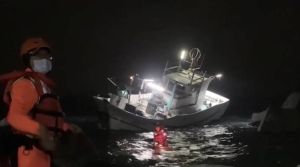 屏東琉球鄉漁船擱淺！陸海空救援　船長漂流10小時被救起

