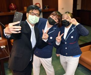 帕運奪牌卻被裁判叫「殘障」 陳其邁:非常心疼田曉雯
