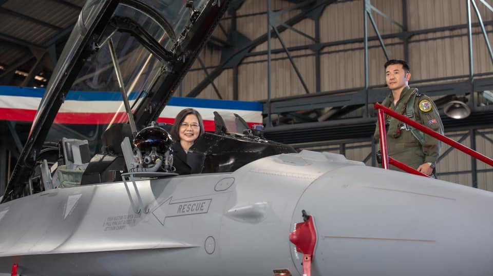 ▲台灣首批F-16V作戰隊18日完成接裝典禮，蔡英文總統親自主持F-16V性能提升接裝典禮。（圖／翻攝蔡英文臉書）