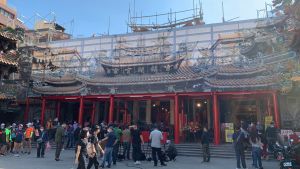 被批廟產登記「年年不變」 鎮瀾宮今公佈總資產破18億 ▲整修中的大甲鎮瀾宮,即使非進香旺季,信徒仍絡繹不絕。(圖/記者顏幸如攝,2021.11.19)