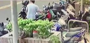 影/機車違停家門口 屋主移車撞機車放倒在路邊