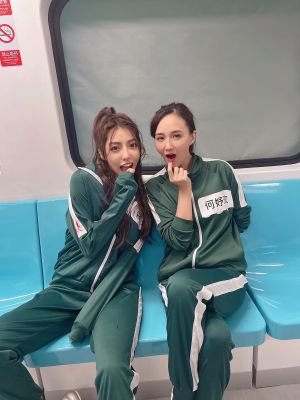 ▲何妤玟(右)差點在拍攝過程中與主持人吵起來。(圖/蘿拉是我LA提供) ▲何妤玟(右)差點在拍攝過程中與主持人吵起來。(圖/蘿拉是我LA提供)