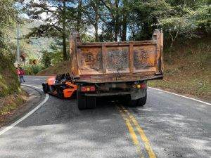 ▲台8線中橫公路昨(18)日發生車禍,一輛罕見的KTM跑車直直卡進砂石車車底,車頭毀損嚴重,幸無人受傷。(圖/民眾提供) ▲台8線中橫公路昨(18)日發生車禍,一輛罕見的KTM跑車直直卡進砂石車車底,車頭毀損嚴重,幸無人受傷。(圖/民眾提供)