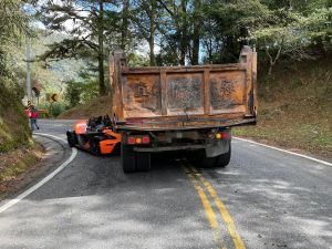 ▲台8線中橫公路昨（18）日發生車禍，一輛罕見的KTM跑車直直卡進砂石車車底，車頭毀損嚴重，幸無人受傷。（圖／民眾提供）