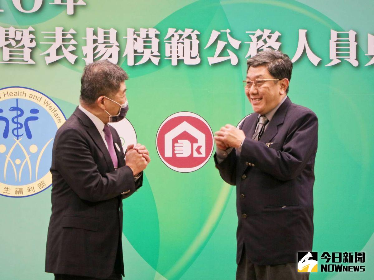 ▲中央流行疫情指揮中心指揮官陳時中12日確診，應於20日解除隔離，但因為自行快篩後仍呈陽性，至昨（22）日還未出席記者會。左為陳時中，右為醫師李秉穎。（圖／記者許若茵攝，2021,11.19）