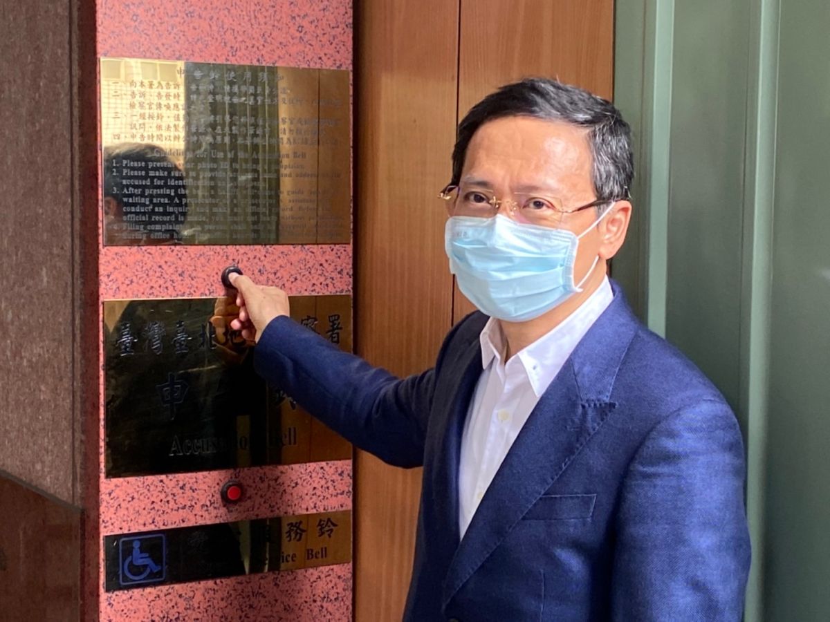 ▲國內靶材大廠光洋科爆發經營權之爭,針對被叫「禿鷹」一詞,市場派台鋼盟董事長王炯棻前往台北地檢署按鈴提吿。(圖/台鋼提供)