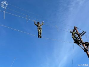 ▲唐振剛挑戰高空纜繩 搞笑喊話教練：「電風扇關掉。」（圖／八大提供）