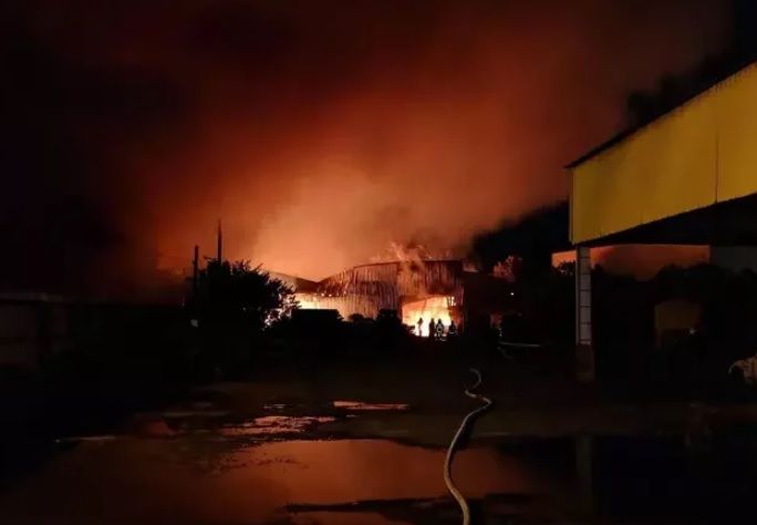 ▲苗栗竹南工廠19日晚間發生火警，並波及旁邊民宅。（圖／翻攝畫面）