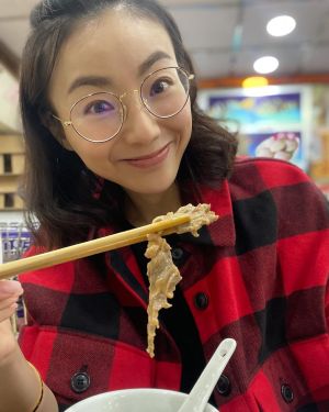 ▲周嘉儀淡妝吃美食。(圖/周嘉儀IG) ▲周嘉儀淡妝吃美食。(圖/周嘉儀IG)