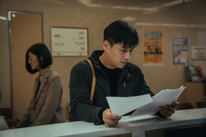▲鄭人碩飾演的刑警追查案件線索。(圖/七十六号原子) ▲鄭人碩飾演的刑警追查案件線索。(圖/七十六号原子)