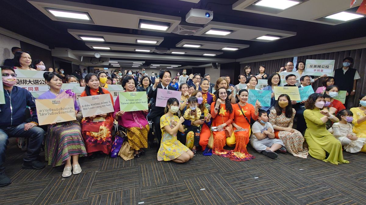 ▲副總統賴清德和新住民朋友們高喊「四個不同意、台灣更有力」。(圖/記者鄭婷襄攝,2021.11.20)
