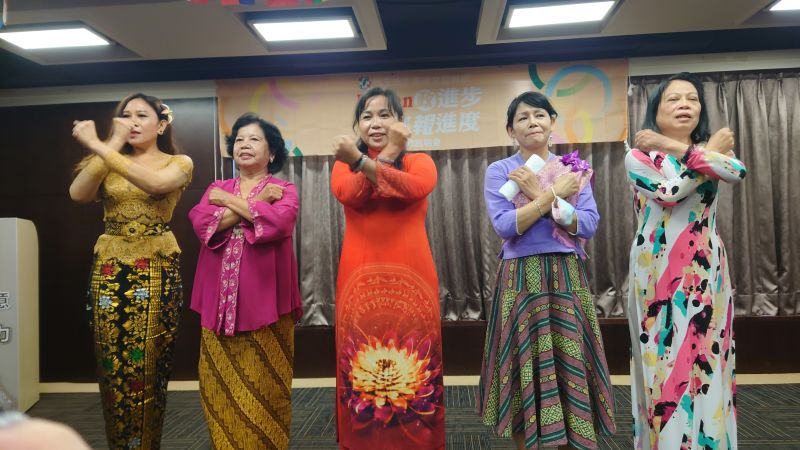▲新住民代表們高喊「四個不同意、台灣更有力」。(圖/記者鄭婷襄攝,2021.11.20)