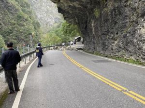 花蓮台8線坍方!巨大落石擋路中央 東西雙向無法通行