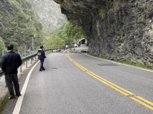 花蓮台8線坍方！巨大落石擋路中央　東西雙向無法通行
