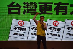 ▲許智傑呼籲高雄市民一起成為守護台灣進步的力量，針對年底四項公投議題，投下四個不同意！台灣更有力！圖／翻攝畫面）