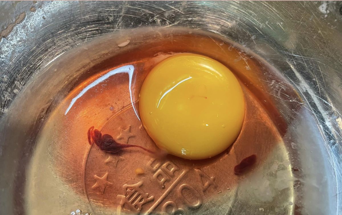 ▲原PO打完雞蛋發現裡頭呈現血紅色，當場嚇壞。（圖／翻攝自臉書社團「家常菜」）