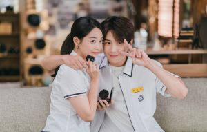 ▲申敏兒(左)劇中穿上高中制服,跟金宣虎拍照。(圖/Netflix) ▲申敏兒(左)劇中穿上高中制服,跟金宣虎拍照。(圖/Netflix)