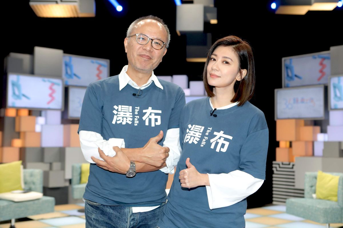▲導演鍾孟宏（左）合體賈靜雯積極宣傳電影《瀑布》。（圖／公視提供）
