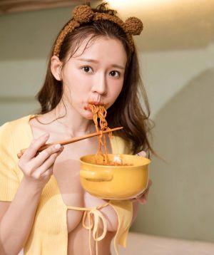 ▲林莎吃麵照引人遐思。(圖/林莎IG) ▲林莎吃麵照引人遐思。(圖/林莎IG)