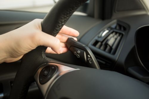 ▲竹南鎮公所表示，車輛準備路邊停靠或倒車時，應先打方向燈，向後方用路人示意行進方向。（示意圖／取自shutterstock）