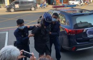▲桃園蔣姓男子不滿被勸說戴口罩,砍殺蔡姓店員3刀,隨後不治身亡,警方已經逮捕蔣男歸案。(圖/翻攝畫面) ▲桃園蔣姓男子不滿被勸說戴口罩,砍殺蔡姓店員3刀,隨後不治身亡,警方已經逮捕蔣男歸案。(圖/翻攝畫面)