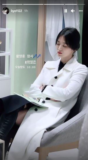 ▲宋慧喬片場補眠被偷拍。(圖/宋慧喬IG) ▲宋慧喬片場補眠被偷拍。(圖/宋慧喬IG)