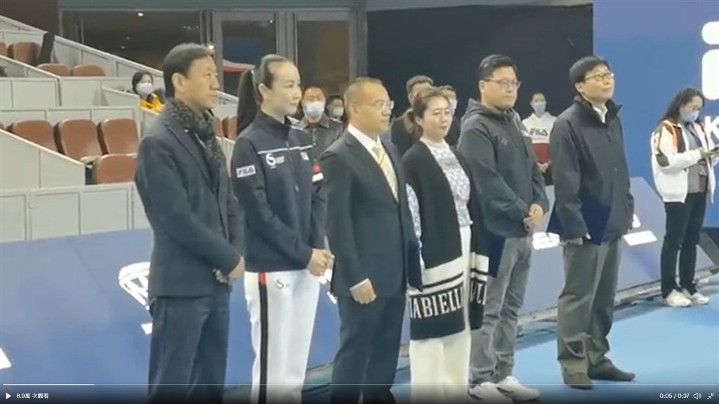 ▲中國對外官媒環球時報總編輯胡錫進21日再度貼出影片，稱中國網球名將彭帥（前左2）上午在北京出席青少年網球賽決賽的開幕式。（圖／翻攝自@huxijin_gt推特）