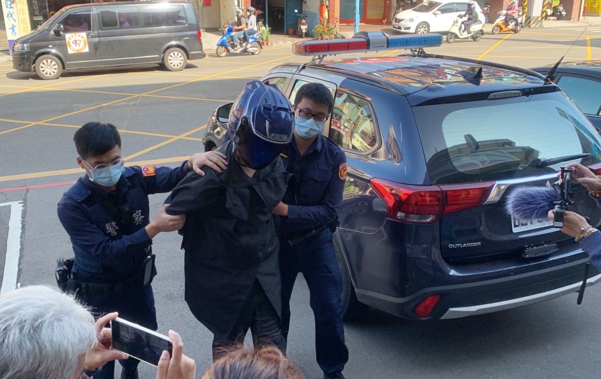 ▲桃園龜山區超商店員蔡姓男子遭到知名紙雕師蔣男刺死,檢警今(22)日會同法醫進行複驗,結果顯示,蔡男一共身中12刀,其中4刀直接插入心臟,成為致命主因。(圖/記者李春台翻攝)