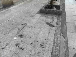 超商店前斑斑血跡 ▲案發的超商外人行道,因為店員與蔣男扭打,遍地斑斑的血跡觸目驚心。(圖/記者李春台翻攝)