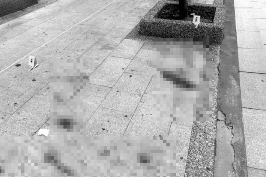 ▲長庚醫院診斷書載明,蔡男死因為「心臟穿刺傷」,桃園地院認定,蔣男涉犯殺人重罪,21日深夜裁定收押。圖為事發現場,超商外血跡斑斑。(圖/翻攝畫面)